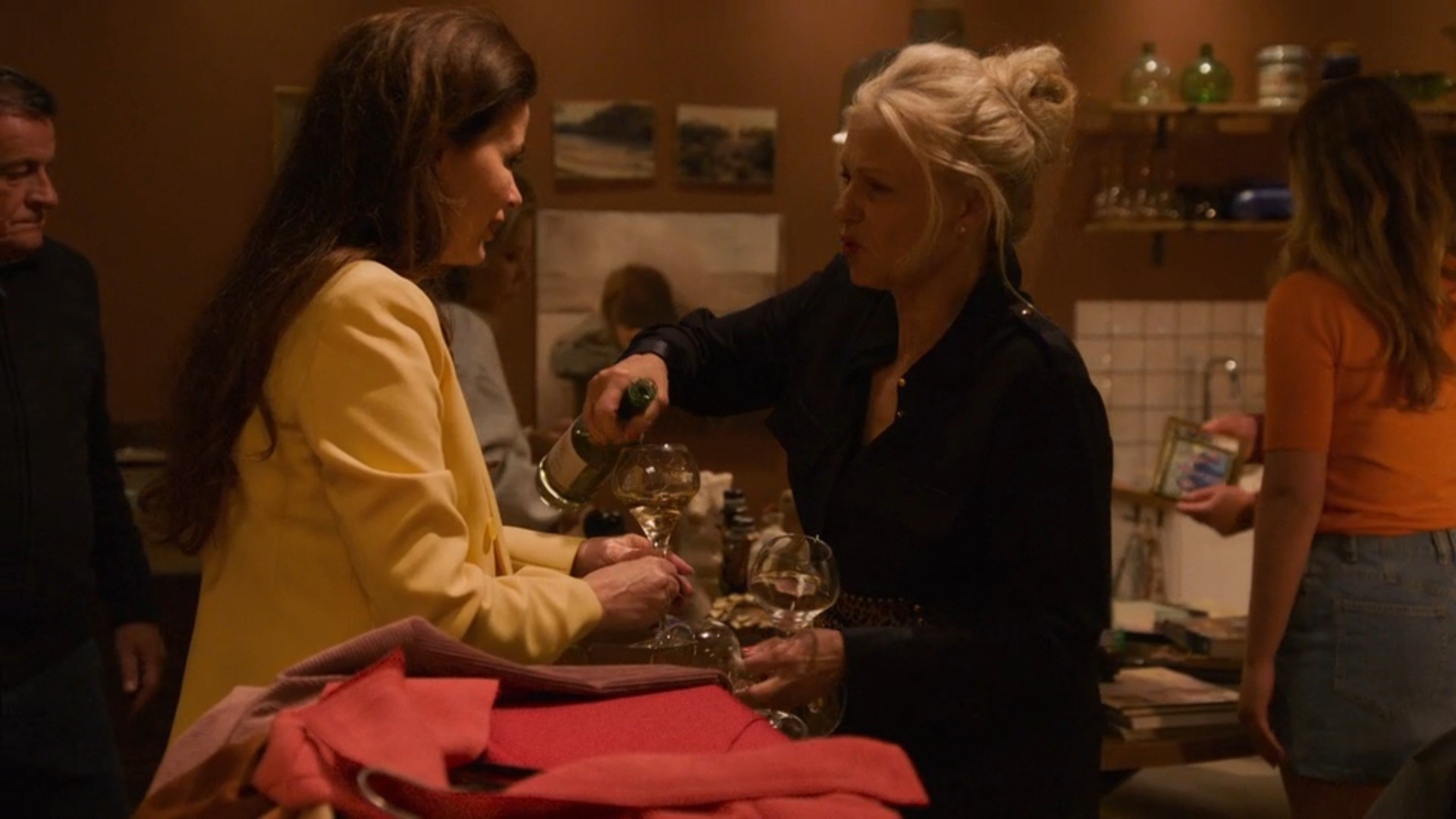 Iedereen komt langs om wat van Laura mee te nemen.